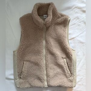Aritzia TNA Cody Polar Vest